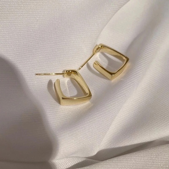 Dainty 18k Gold Filled Square Hoop Earrings - Picture 4 of 6